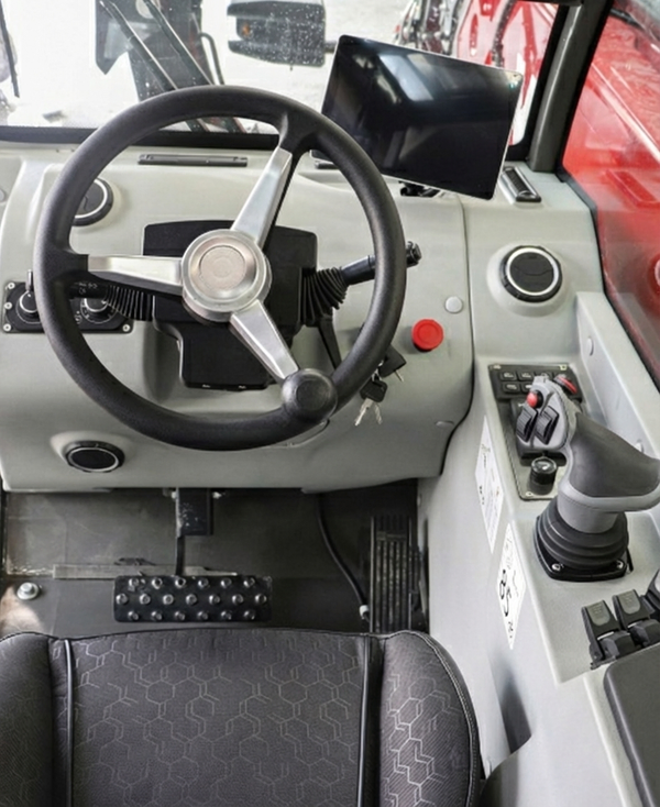 Interno cabina operatore T625-A