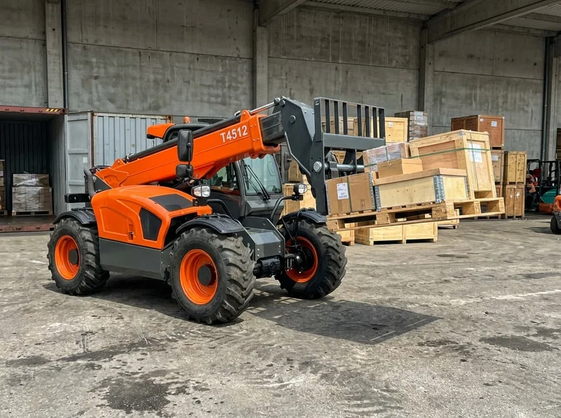 T4512 Telehandler loading pallets in warehouse