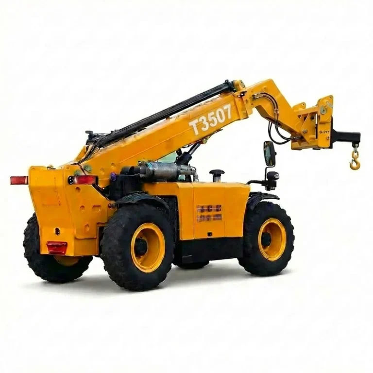 T3507 - Imagem de produto profissional de um manipulador telescópico T3507 amarelo com uma lança estendida e um gancho de lança montado na parte traseira, isolado em um fundo branco