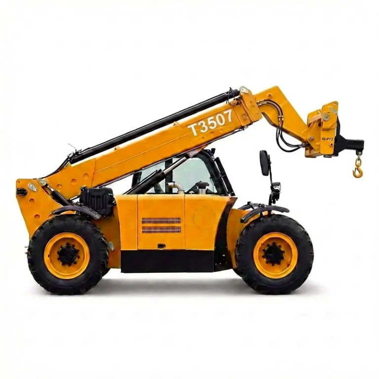 T3507 - Foto de estúdio profissional do Telehandler T3507 com braço de lança estendido e gancho de lança, isolado em um fundo branco